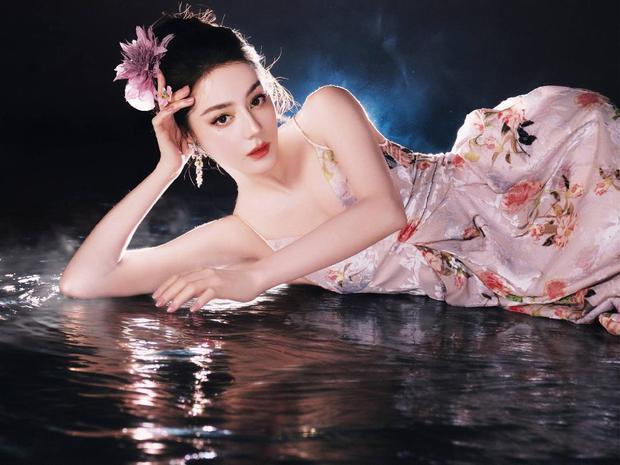 迪丽热巴花仙子写真，美得像油画！说起迪丽热巴的事业，不管影视剧还是时尚领域