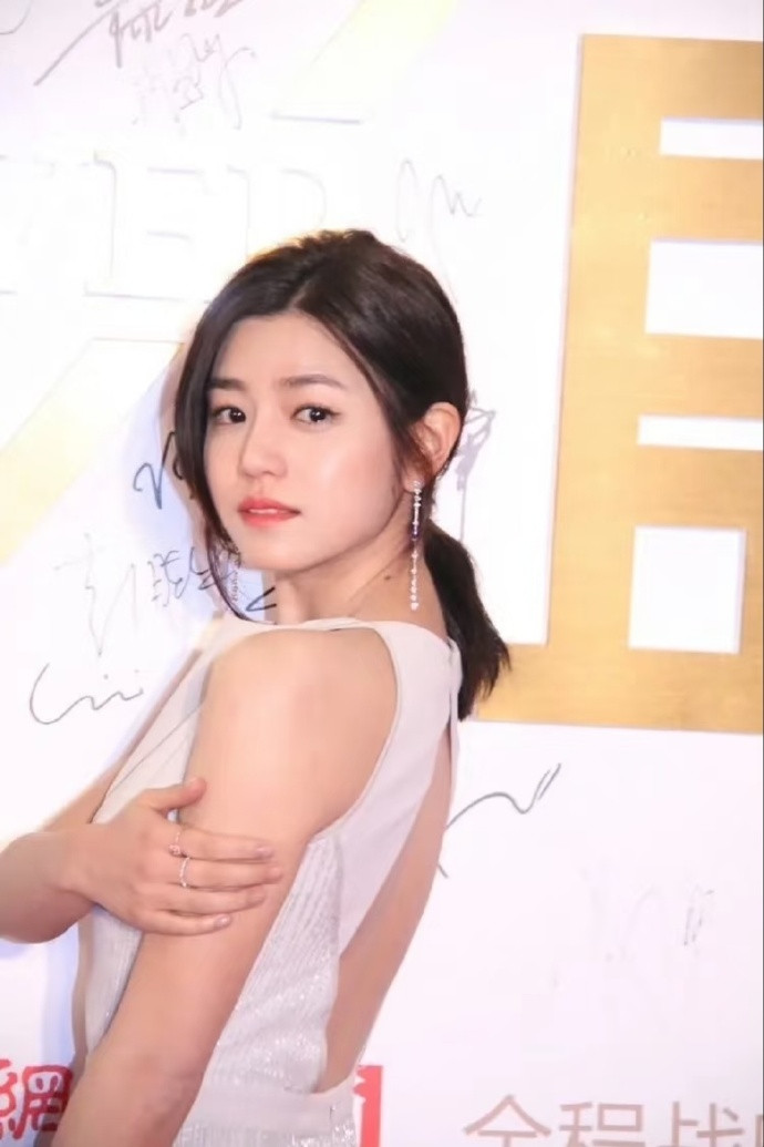 陈妍希是怎么做到清纯与性感并存的！回眸笑看起来温柔且勾人，太有少女感了。