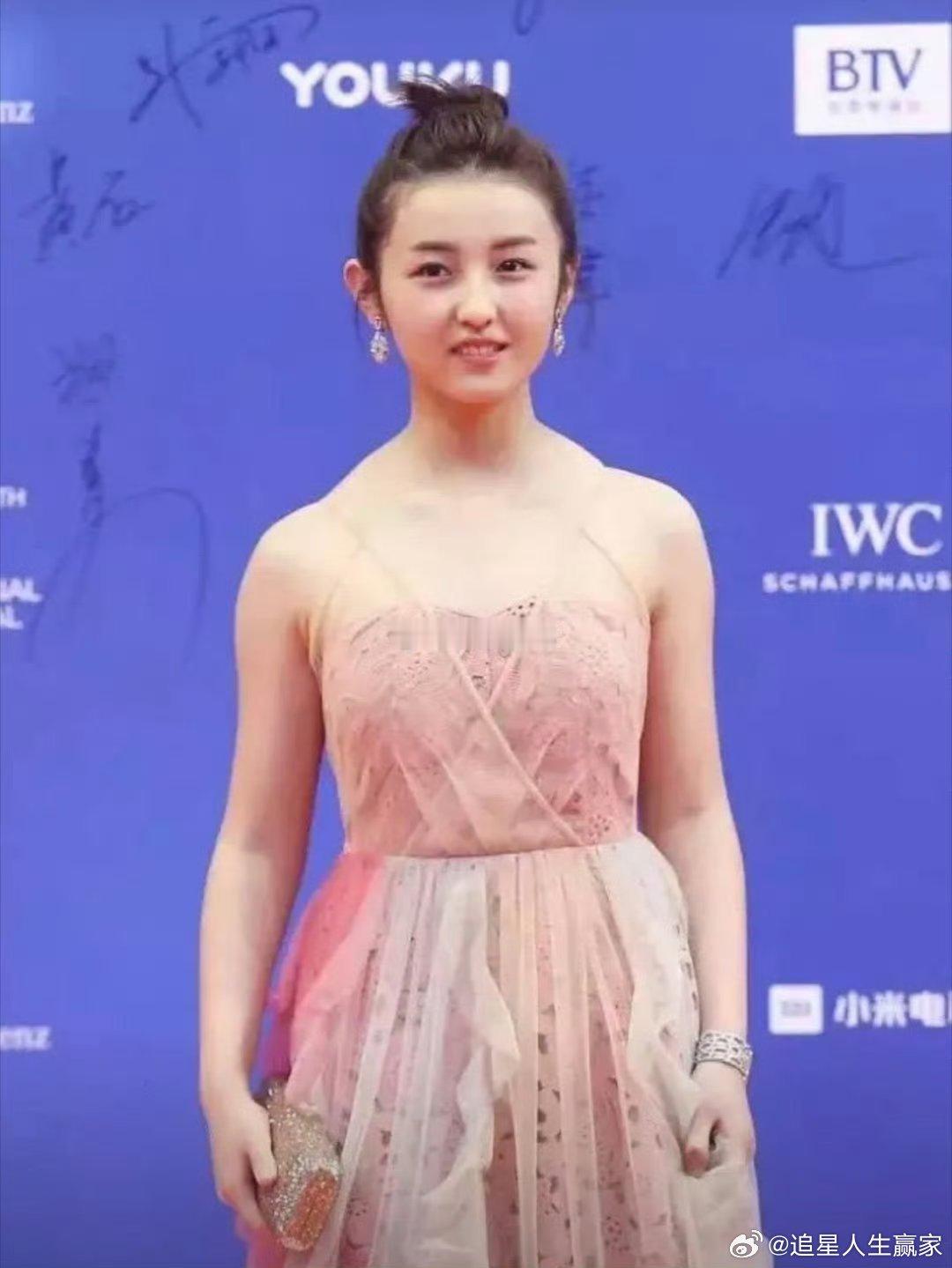 张子枫你有点东西，天崩开局的肩颈练成这样！​​​​