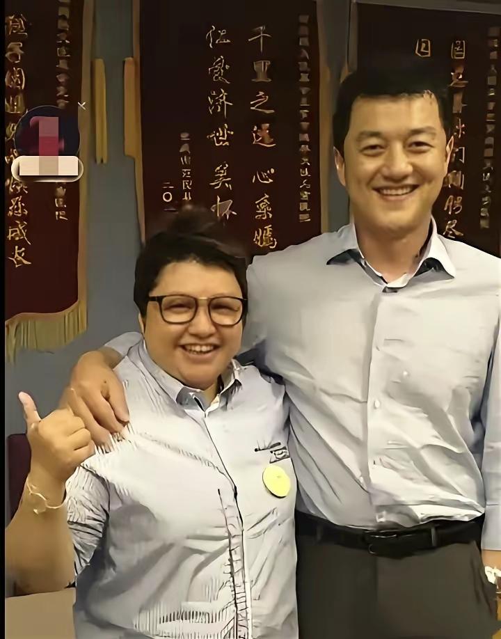 李亚鹏这说话确实有水平，轻轻几句就说到人心坎里。​他见着韩红第一句话是，咱们虽