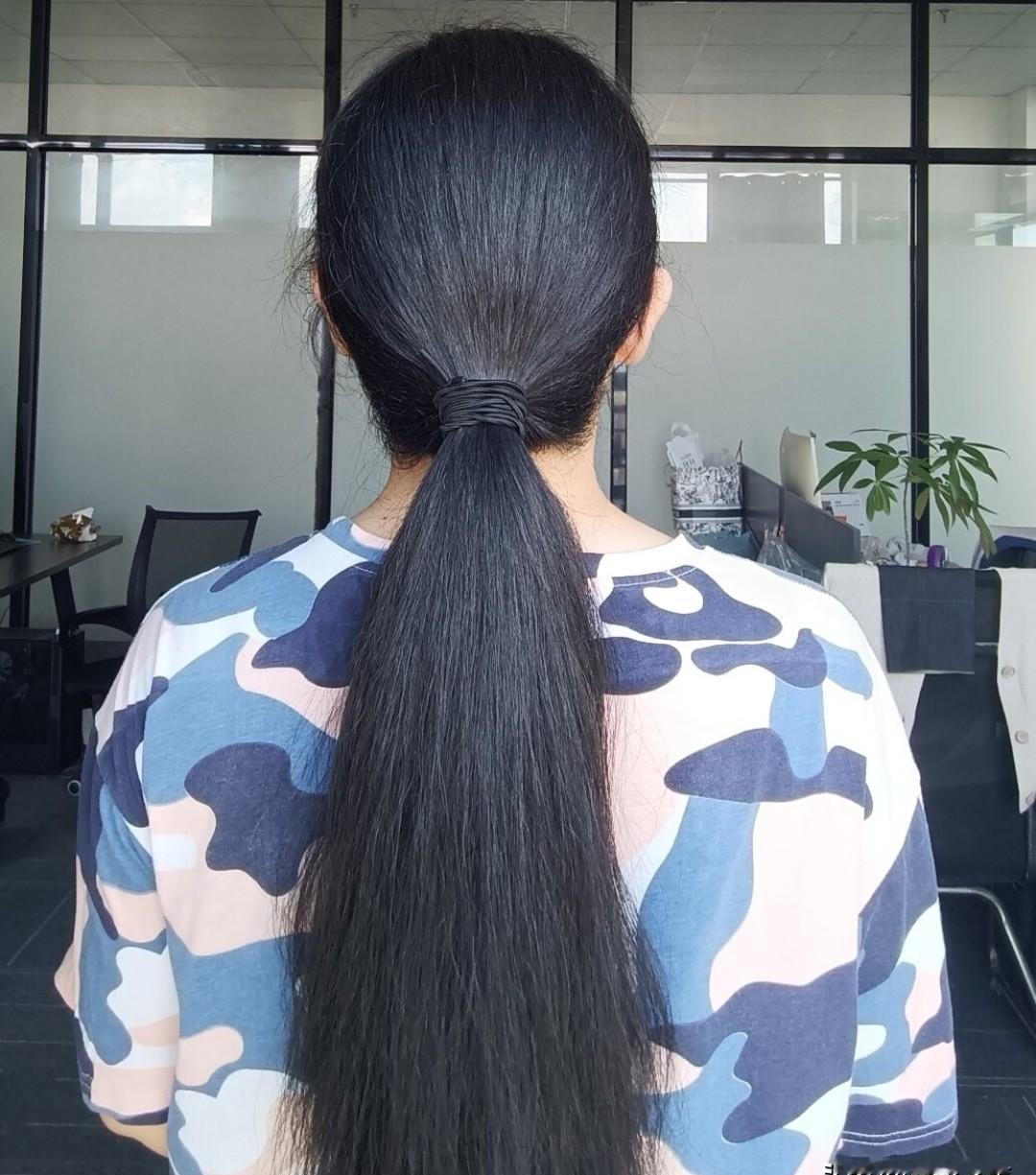 马尾一扎，发缝露馅。不是你不会扎，是头发不给面子。秀场高颅顶马尾拽得飞起，后
