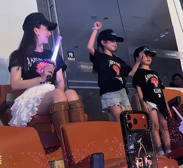 9月26日，郭富城演唱会上，俩女儿大大方方的和爸爸热舞，大女儿长得像方媛，小女儿