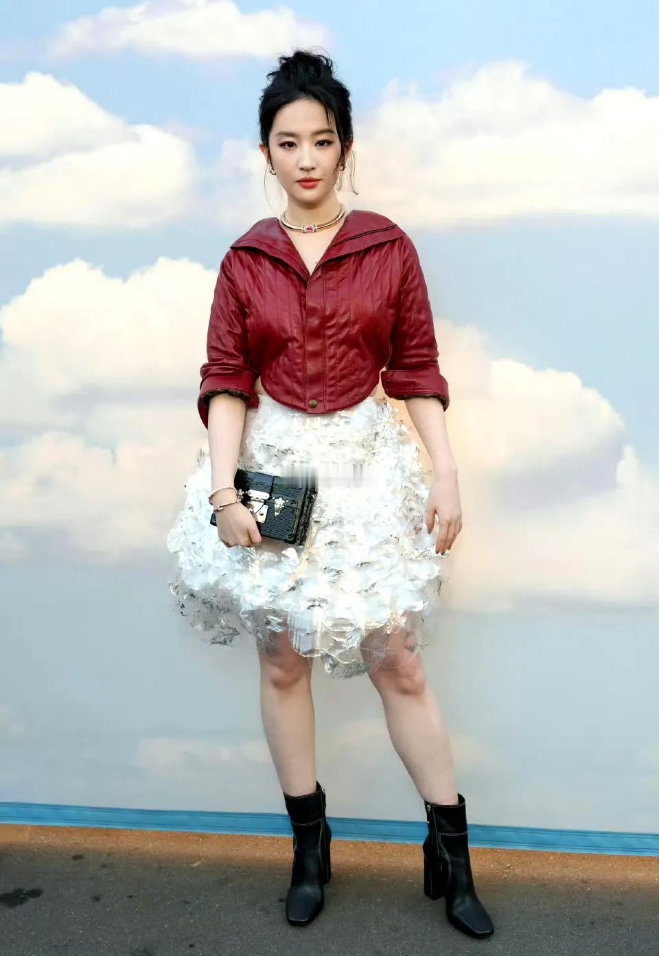 论修图的重要性，修图前的照片哪怕刘亦菲也吼不住！前两天的某杂志20周年庆典上