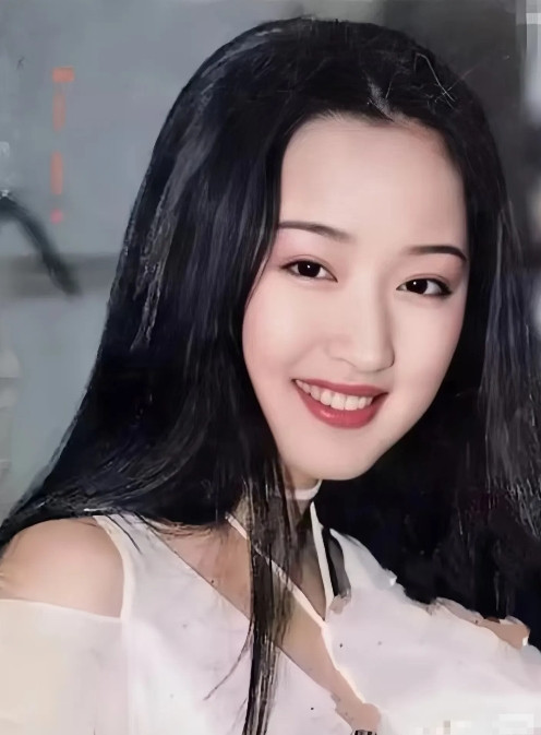 终于知道杨钰莹至今未婚的原因不是放不下初恋也不是没有合适的人，而是当年那段恋
