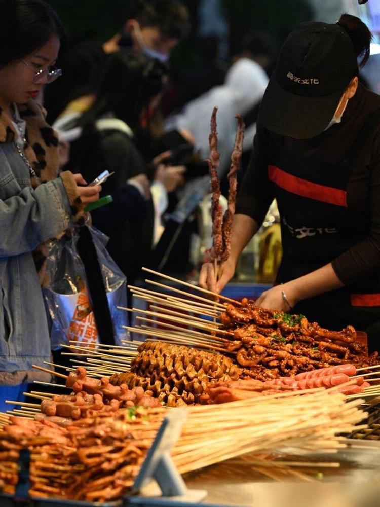 我在沈阳夜市摆了快8年烤冷面摊，前两年我还私底下吐槽过隔壁张姨轴。儿子走了快