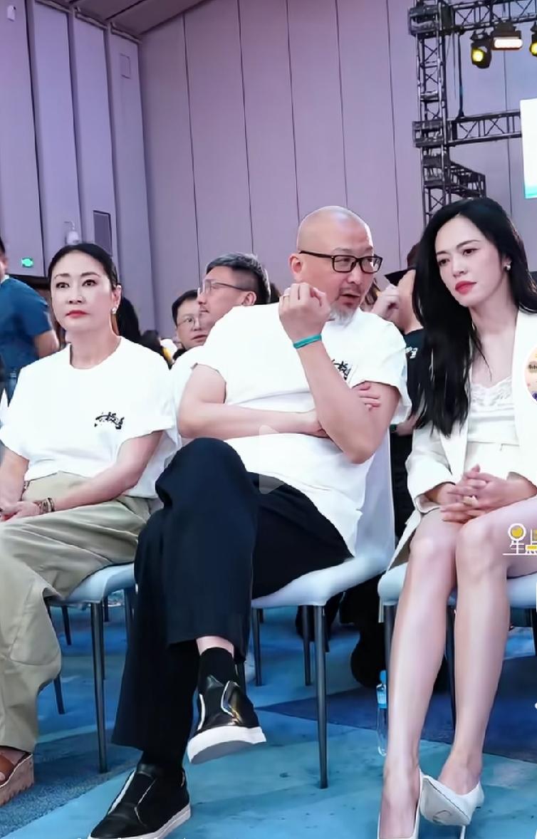导演管虎和妻子梁静出席活动，现场管大导演与旁边的大美女姚晨热聊不停。梁静:我回