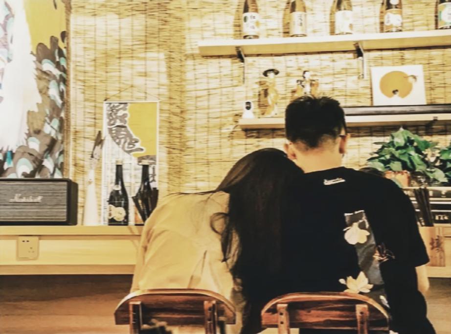 听说老王和他的妻子在闹离婚。老王和妻子在小区门口开了个小商店，女儿上大学。老