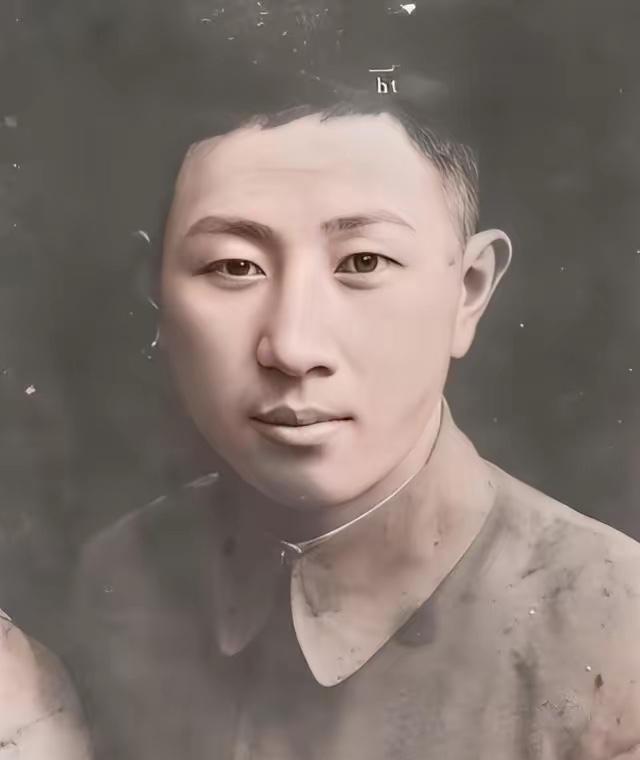 1936年，西安事变中，侍卫翁自勉舍命救蒋介石，导致右腿落下终身残疾。面对这位救