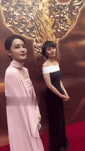 李沁看到镜头过来，立马微笑退后一步，给袁泉让出镜头，她真的是骨子里的谦逊有礼，不