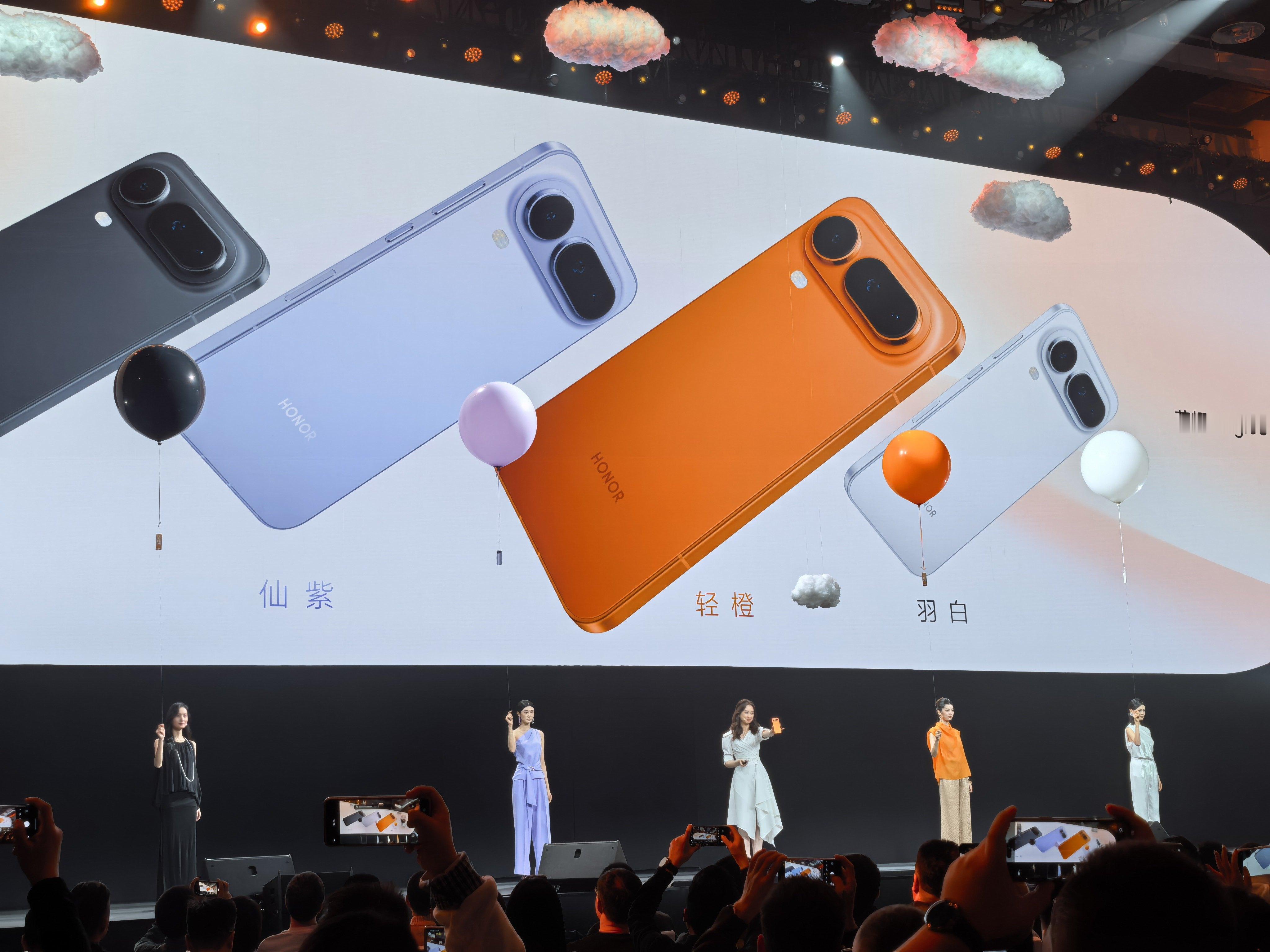 荣耀这太会玩了，现场直接让气球吊着手机飘起来了，这最近荣耀怎么回事，太会玩了！