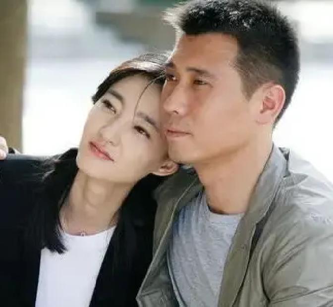 2015年，在一次拍戏过程中，李乃文抱着颜丙燕狂亲了十多次，后来颜丙燕实在忍不住了，略带生气的说：“
