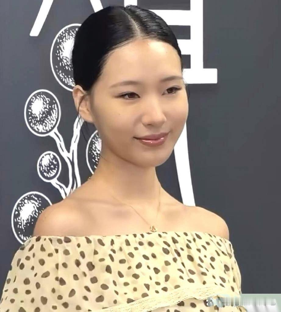 小S大女儿出道，长得一言难尽，没有遗传妈妈小S的高颜值，不过个子很高，号称“小林志玲”！​
