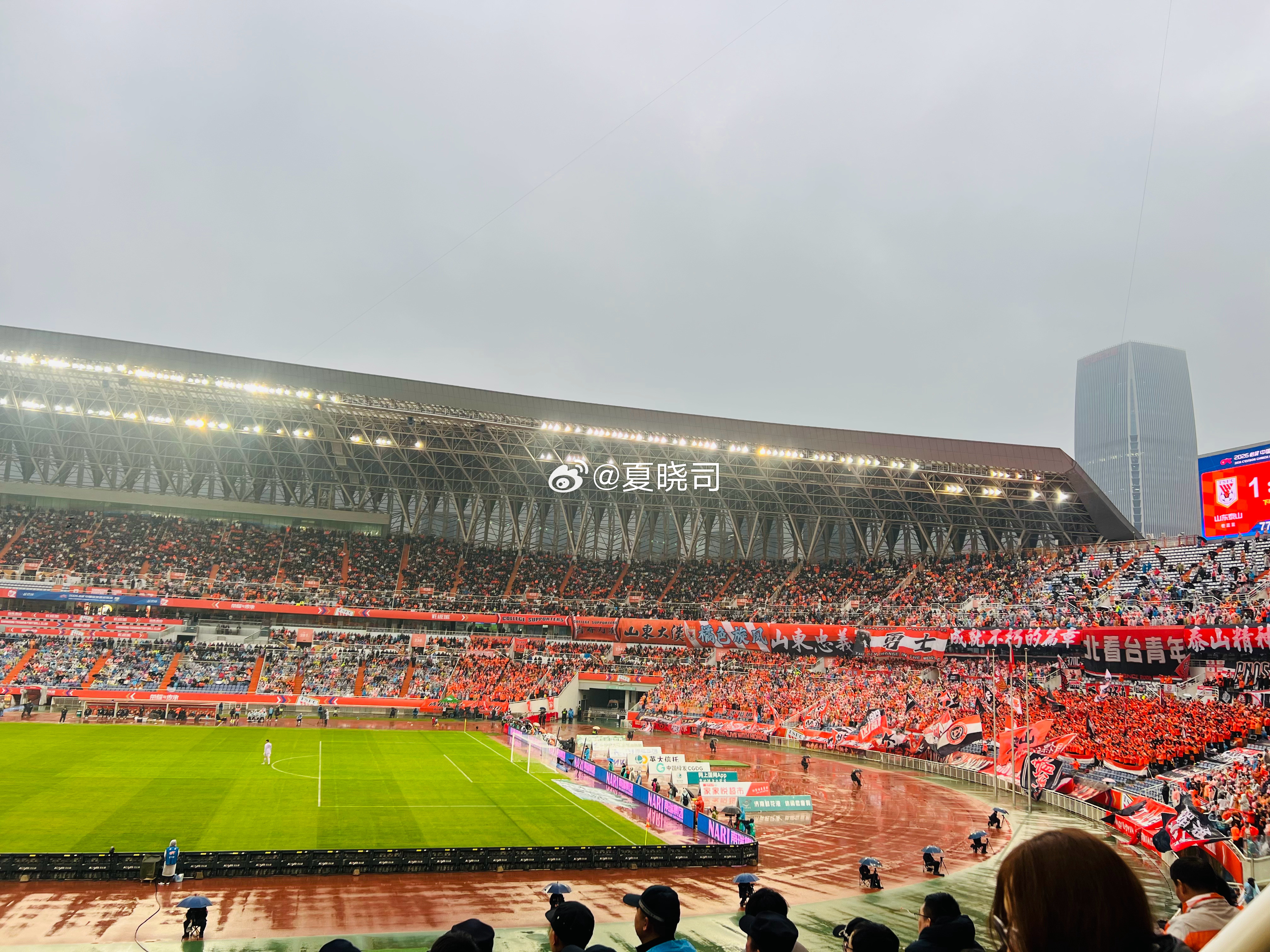 一场防守强度极大的焦点赛，现场四万五千人观看，可能因为下雨场地湿滑，双方失误多，