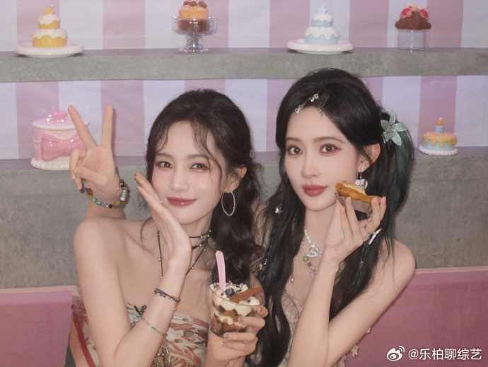 孟子义李一桐比耶合照孟子义李一桐比耶合照真的是太好看了呀，完全就是我们的姐妹花呀