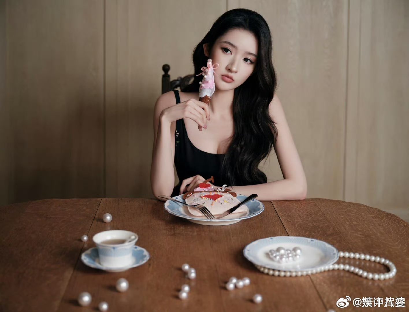 被网友偶遇的王玉雯狠狠美到了✨又高又瘦皮肤白到发光，完全就是老天爷追着喂饭吃的建