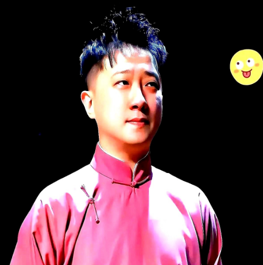 张鹤擎太聪明了解决了德云社一大难题，直播时有人刷屏“云鹤九霄不如一曹”，他当场接