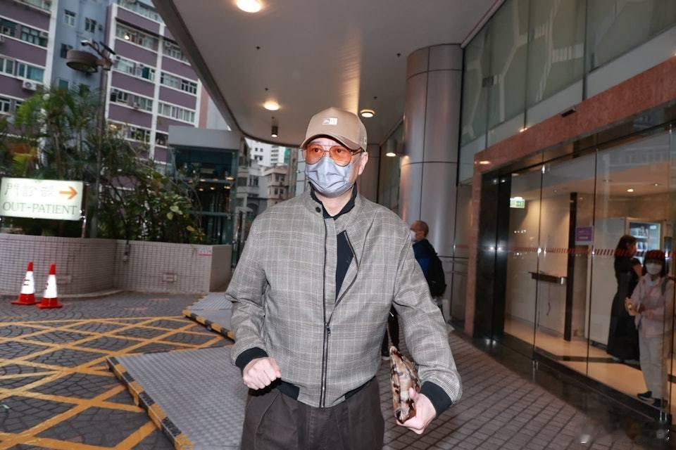 欧阳震华探望许绍雄众港星医院探望许绍雄​​​​欧阳震华现身医院探望许绍雄。​
