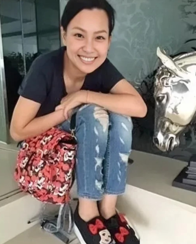 家人们，余思敏这事儿真是给所有女人敲了个响警钟！当年她嫁郑中基时多风光啊，可离婚