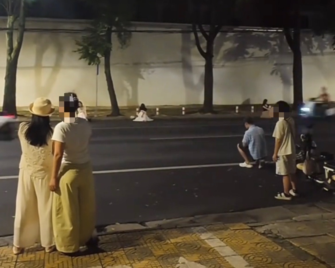 【玉林城区某道路上深夜还有人在拍照】近日，有多名市民爆料称：玉林市城区某道路上深