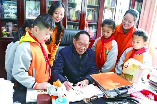 这样的两个小学生差距太大了！一位小学生在景区游览观光的时候，发现景区宣传牌