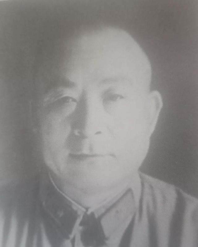 1955年，中国人民解放军首次实行军衔制。广西军区历经整编，由兵团级降为正军级单