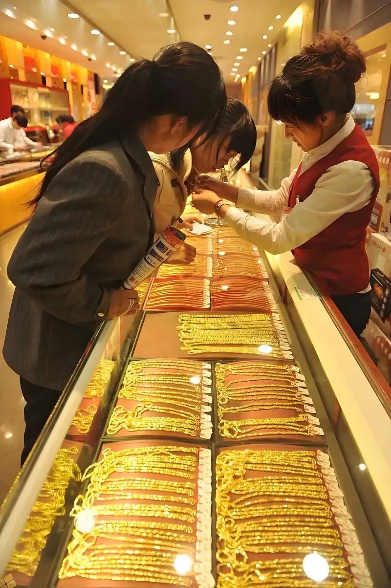 黄金崩了？崩得好！那些喊1500的专家呢？脸肿没肿？昨天那根大阴线砸下来