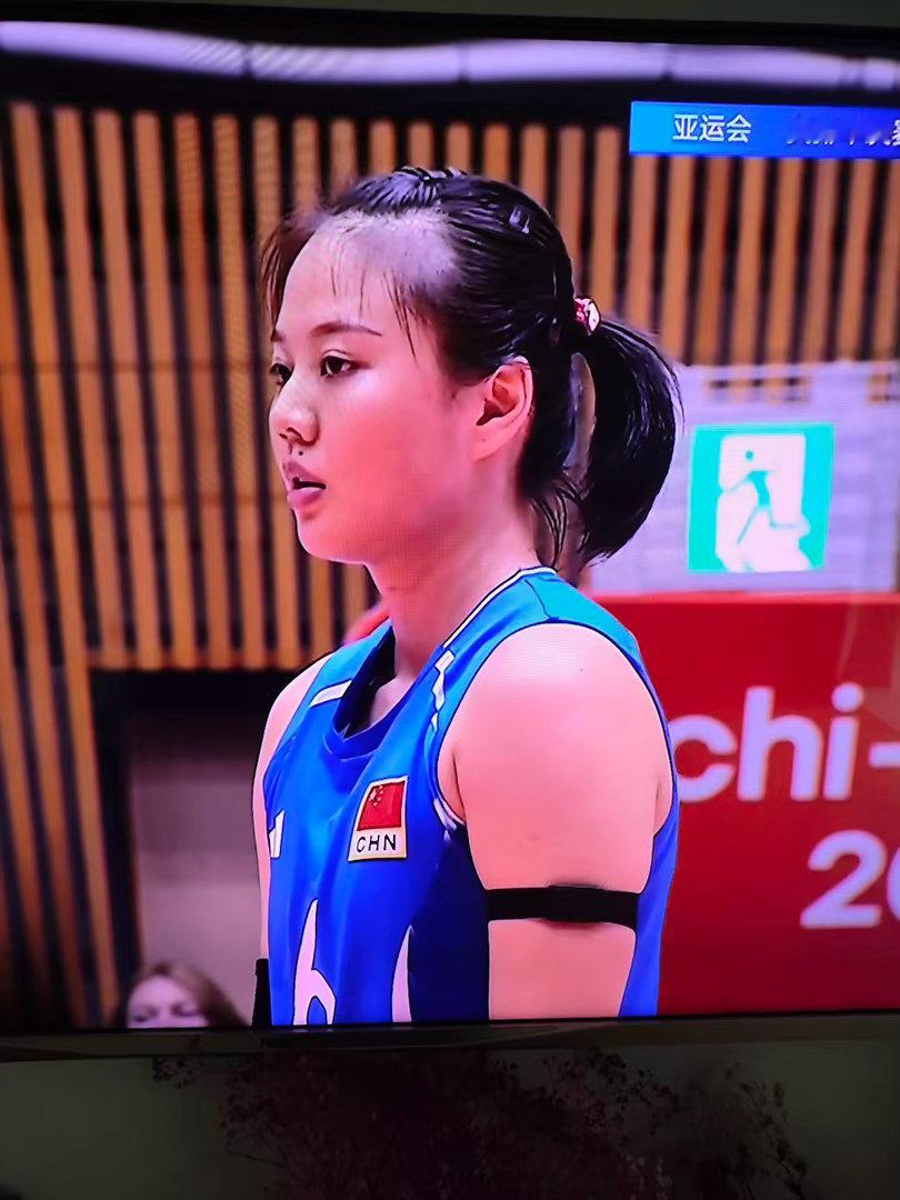 赢了，赢了，打疯了，打败泰妹，众望所归″。中国女排与泰国女排在亚运会半决赛再次相