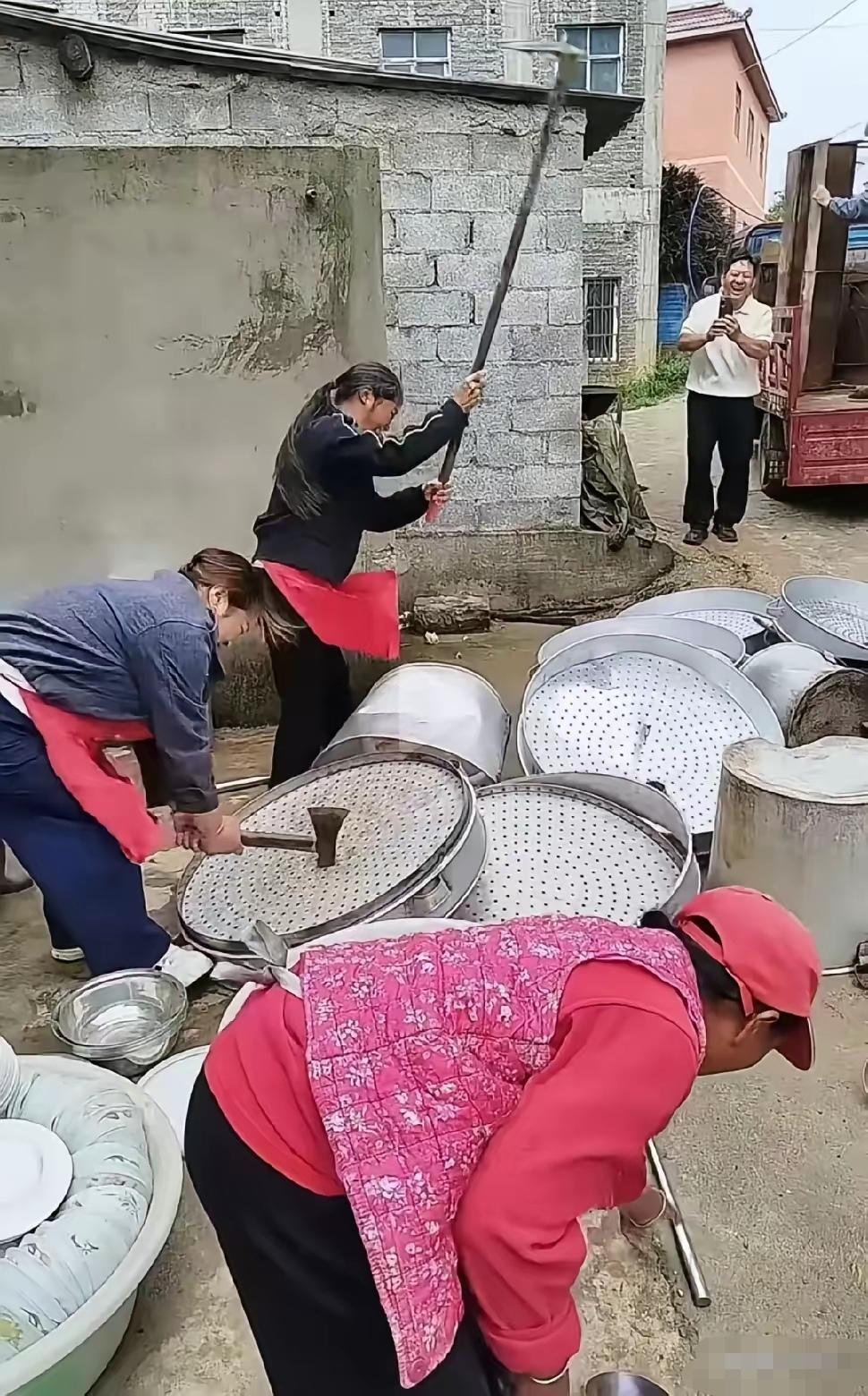 网上看到一张让人哭笑不得的一幕，四川升学宴事件发生后，竟然打砸锅碗瓢盆。锅碗