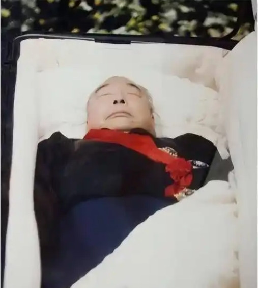 蒋经国曾留下这样的思考：“我知道我是专制者，但我会是最后一位，我以专制来结束专制