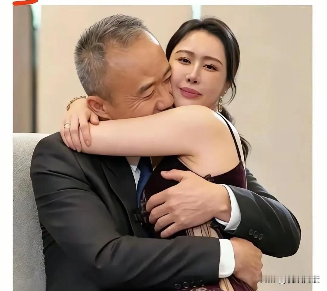 万科总裁王石与田朴珺在一起，至少年轻了10岁，老夫少妻的感觉真好。难怪很多