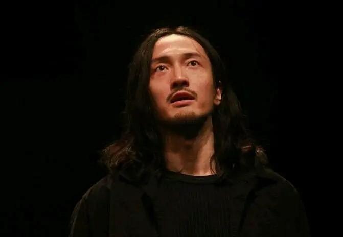 王家卫《繁花》编剧事件还在发酵，虽然剧组发了声明，但似乎并没有打消观众疑虑。不
