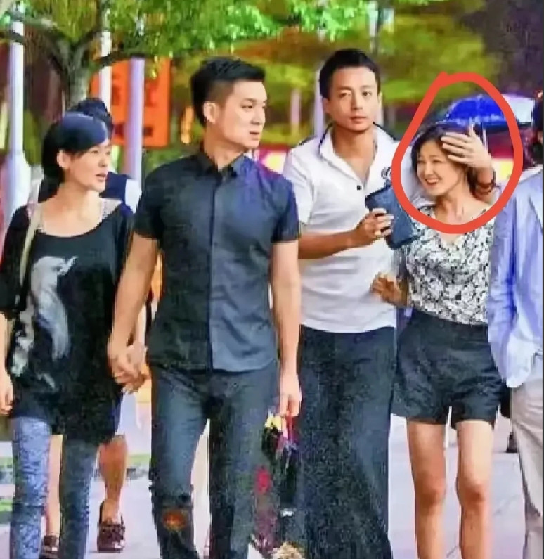 不知道黄女士现在看见这张照片什么感觉那时候两个女儿风华正茂两个女婿又帅又有钱