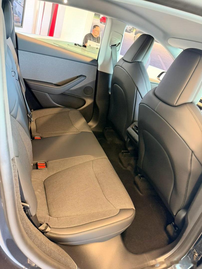 看了看乞丐款ModelY（Standard）。大片黑塑料干活风我还挺喜欢，座椅