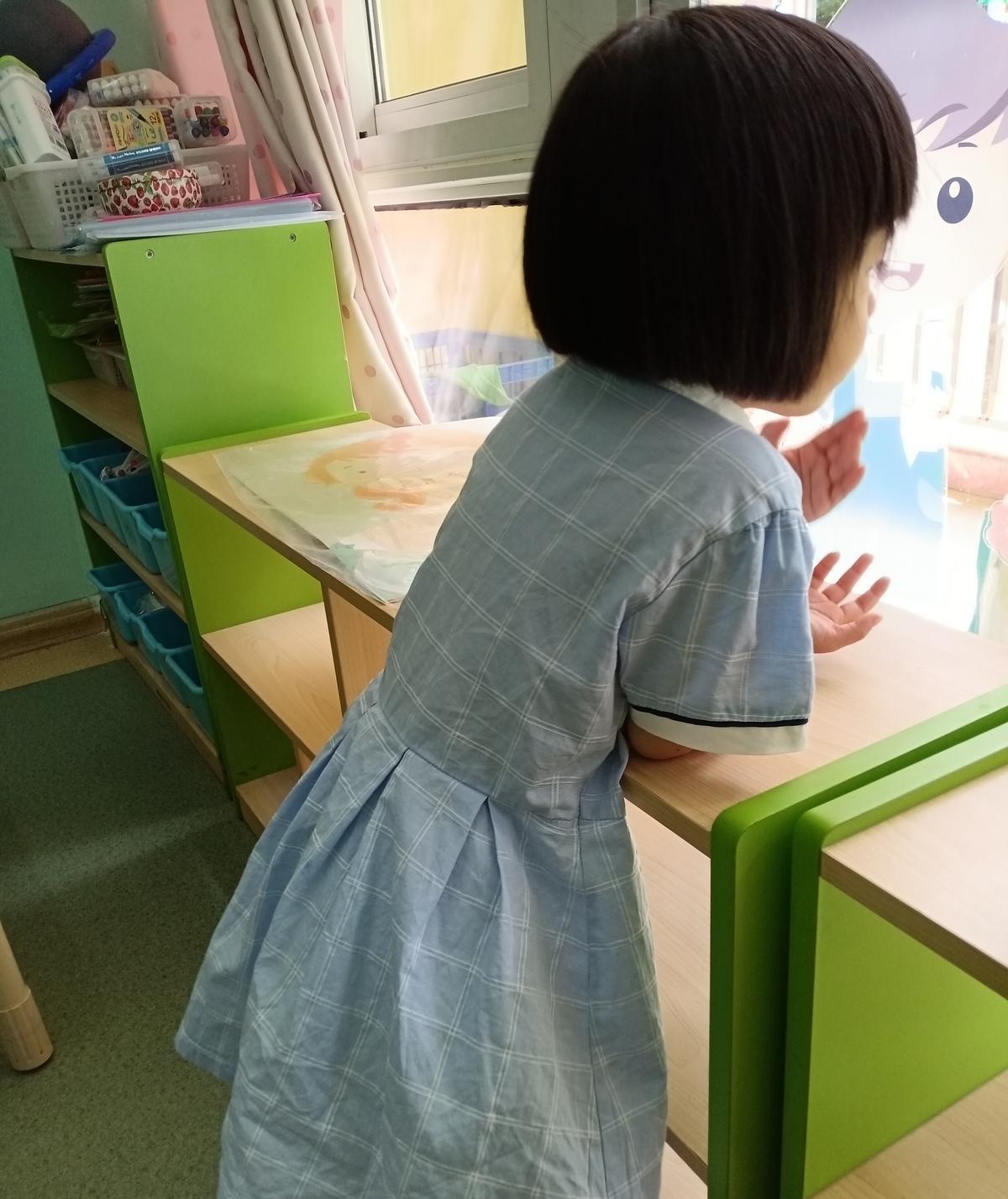 孩子饿到舔勺子！老师急哭园长懵圈“小熊饭团一口没动，他抱着空碗舔勺子，像沙漠