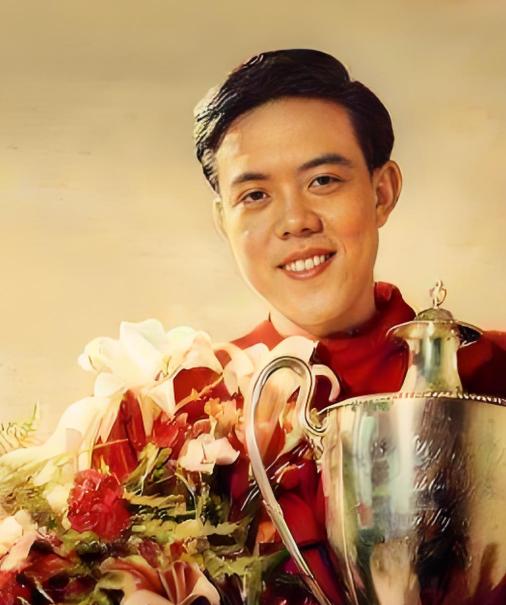 1968年6月21日早上，容国团的尸体在一棵树下被人发现。在他的上衣口袋中，有一