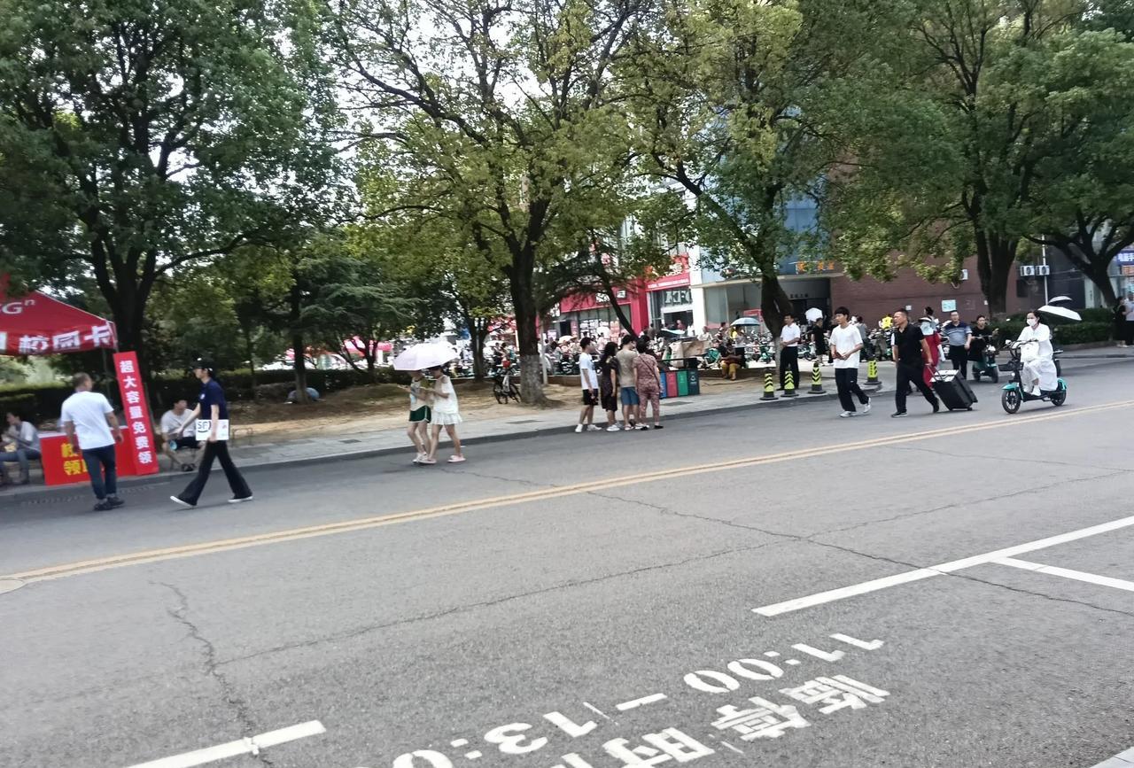 现在上大学咋花钱那么多呢？我估计一个月1500元钱的生活费，恐怕够不了。儿子还