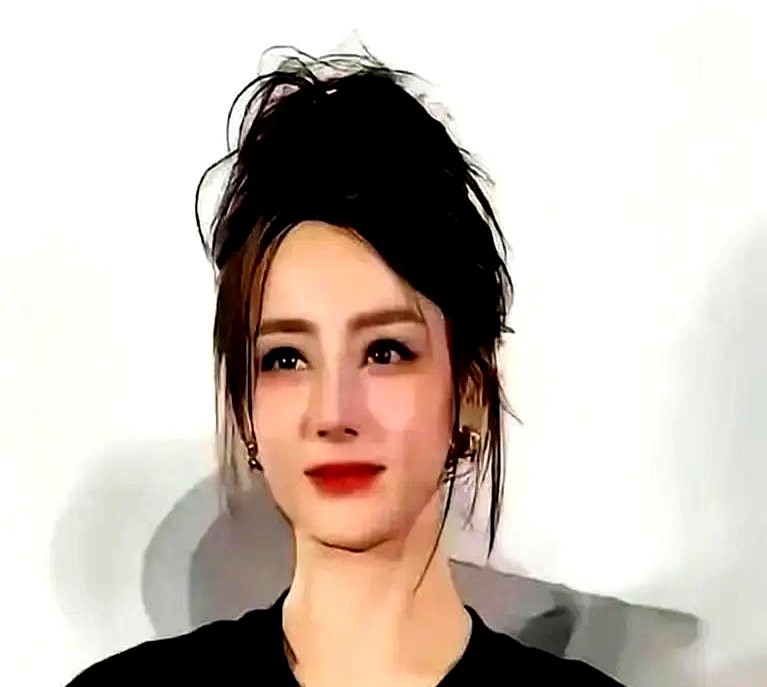 刘嘉玲举着话筒当众抛雷：“票房破7亿，星爷私下请你吃大餐没？”全场瞬间竖起耳朵。这题答没请得罪老板，