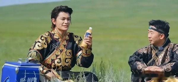 丁禹兮？？？旁边的杨迪比他帅