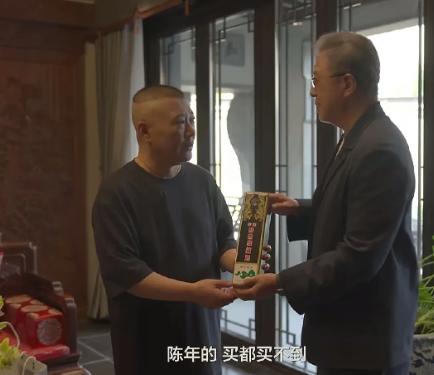 王伟忠去拜访郭德纲双双被批没规矩？王伟忠带一瓶金门高粱去郭德纲家，有人