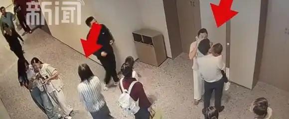 “这也太能装了！”陕西西安，市民刘女士在商场卫生间不慎遗落一部苹果手机，离开短短