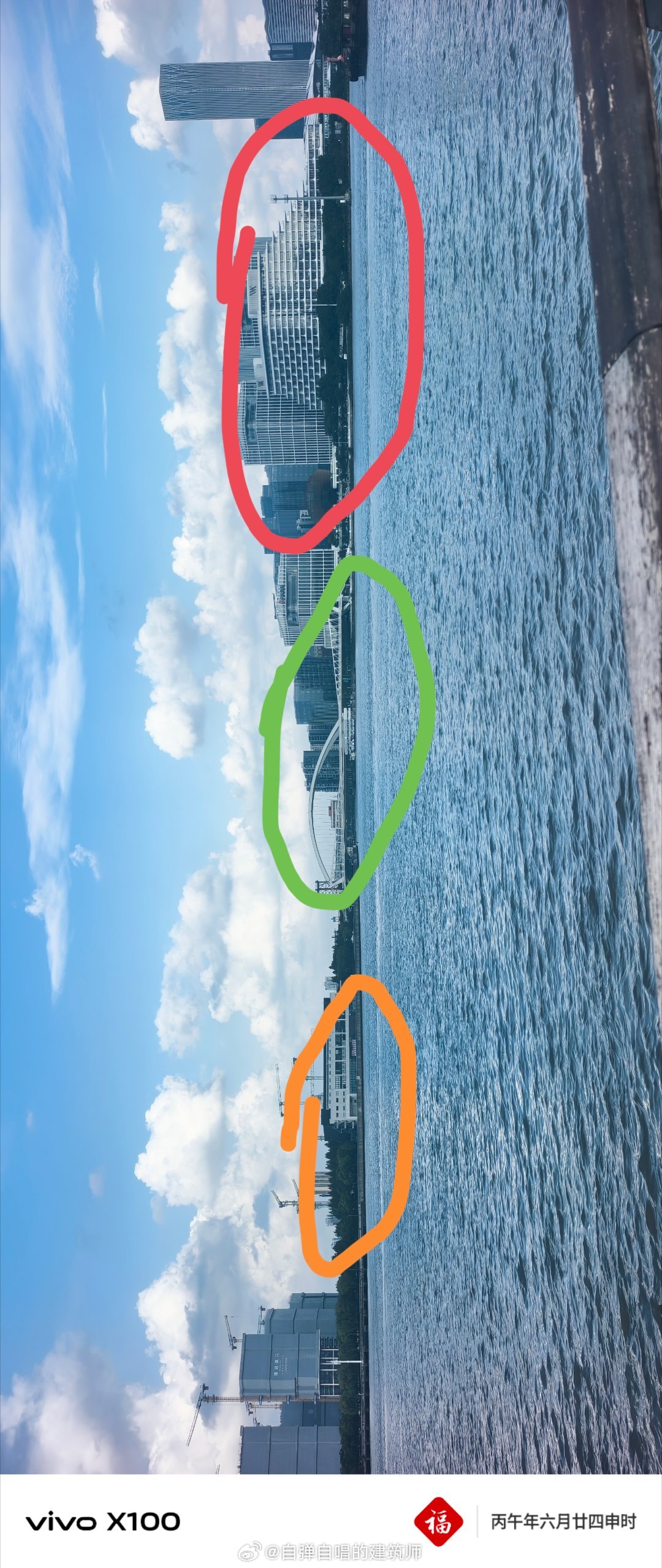 坐标:在黄浦江的西边，西梦中心，看对岸东边的前滩。黄浦江水是从左往右来，红色圈