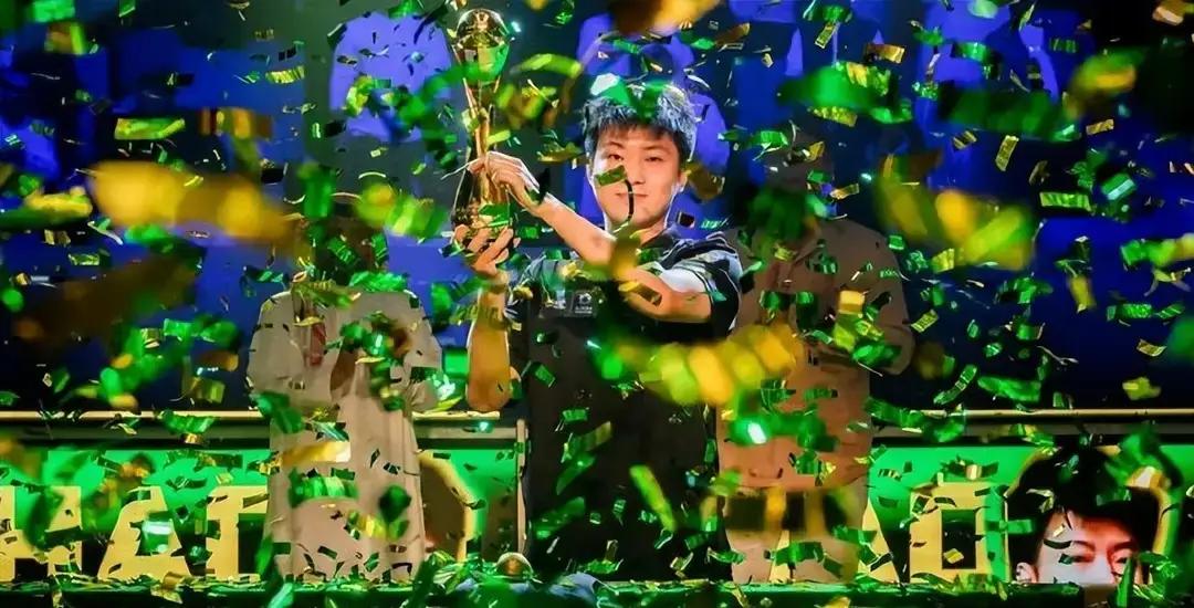 赵心童成为斯诺克史上第一位一年内集齐三冠，集满小满贯的球员！赵心童也是亚洲球员