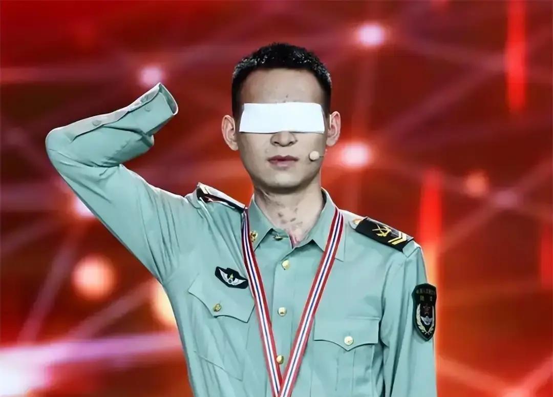 网上有人给杜富国算了笔账：月津贴3万2，国家分了180平的房子，水电燃气全免。这