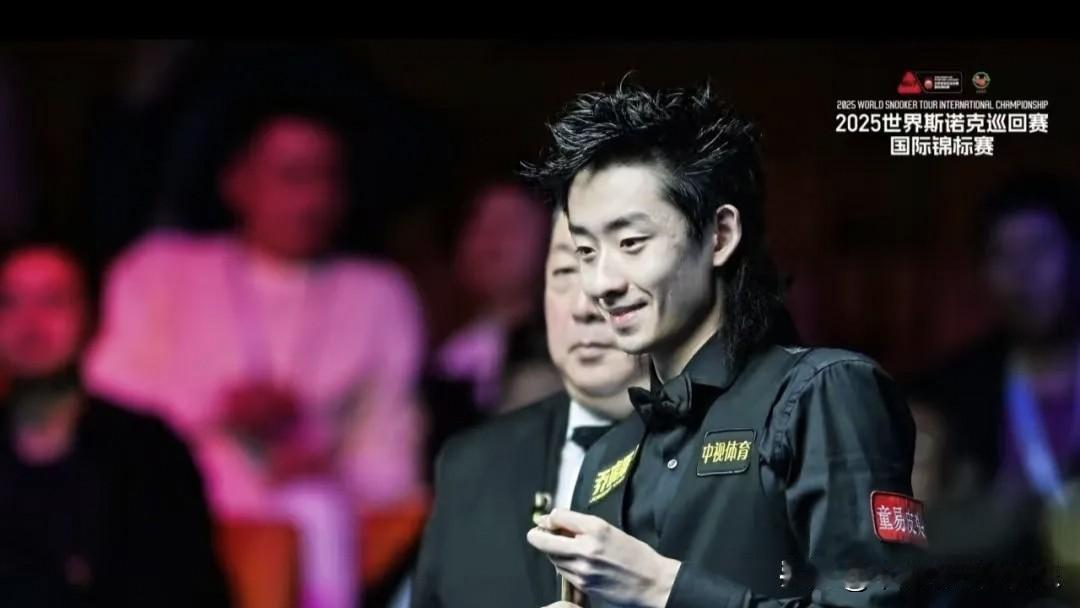 吴宜泽终于笑了，阳光荡漾在他的脸庞，冠军是对他最好的奖赏。斯诺克国锦赛决战已经