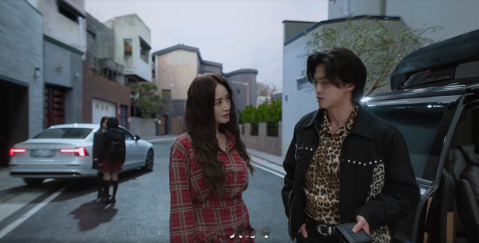 现在不是出轨的问题这个剧，她们两家人的女儿不会在谈恋爱吧​​​
