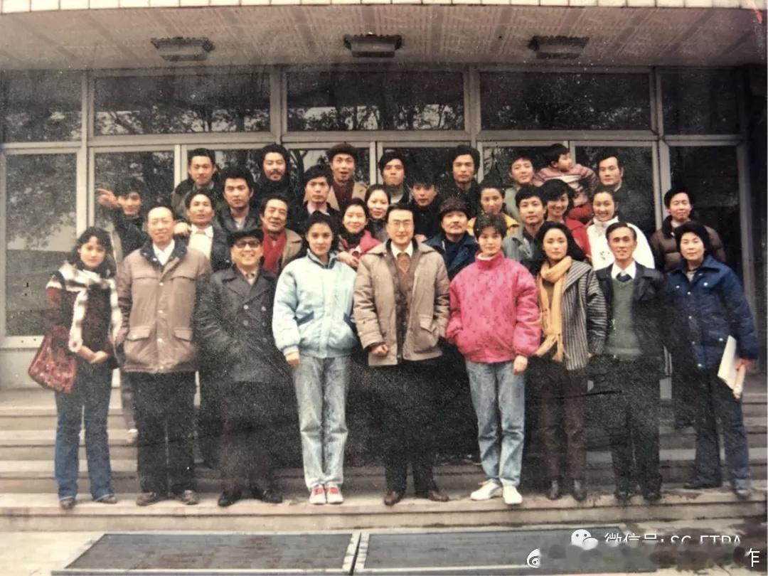 八十年代峨影厂演员剧团，前排有潘虹、廖学秋、李萍，第三排中间孙淳，最后一排左边张