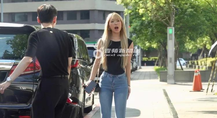 Elly好像在拍戲​​​