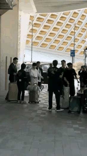 头哥那“凡事报备”的劲儿又上来了！哥姐刚从澳门这幸福地动身回北京，就凭这波操作，