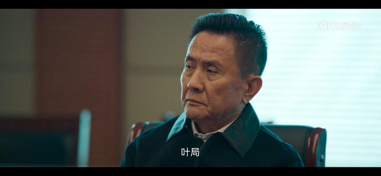 《罚罪2》张欣坐在沙发上，和刘天也有说有笑，彭含章站在窗户边上，电话响了，张欣立