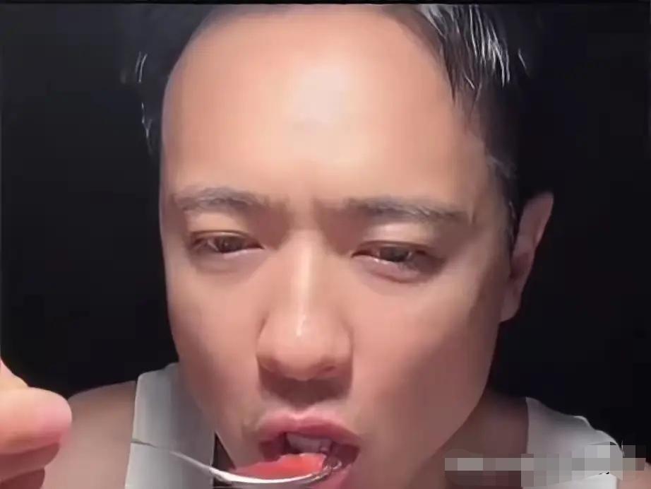 这个男人没有管住自己的裤裆从云端跌入尘埃里，要钱没钱，要老婆没老婆成了孤家寡人一